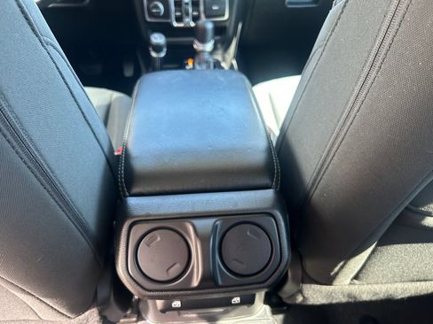 Used 2019 Jeep Wrangler Unlimited Sahara AWD/4WD image 27