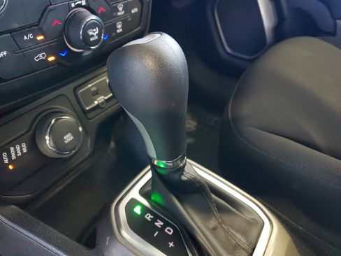 Used 2022 Jeep Renegade Latitude w/ Convenience Group AWD/4WD image 30