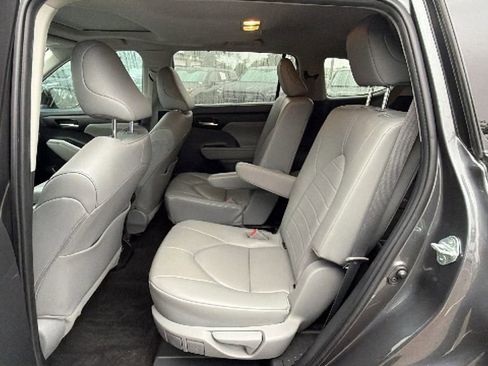 Used 2023 Toyota Highlander XLE FWD image 34