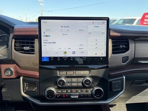 Used 2024 Ford Expedition Limited image 13