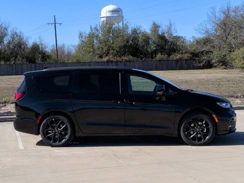 New 2026 Chrysler Pacifica Select w/ S Appearance Package image 9