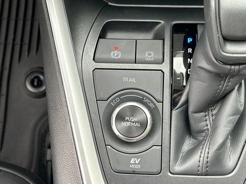 Used 2025 Toyota RAV4 XLE AWD/4WD image 59