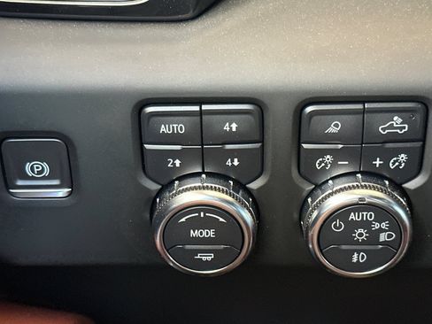 Used 2024 GMC Sierra 2500 Denali Ultimate w/ Max Trailering Package AWD/4WD image 32