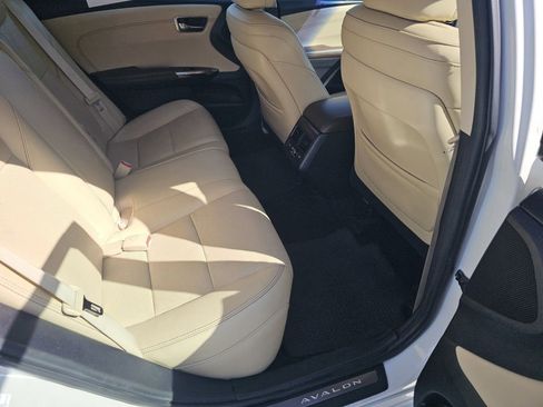 Used 2014 Toyota Avalon Limited w/ Technology Package FWD image 5