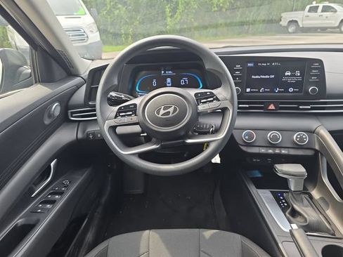 Used 2025 Hyundai Elantra SE FWD image 16