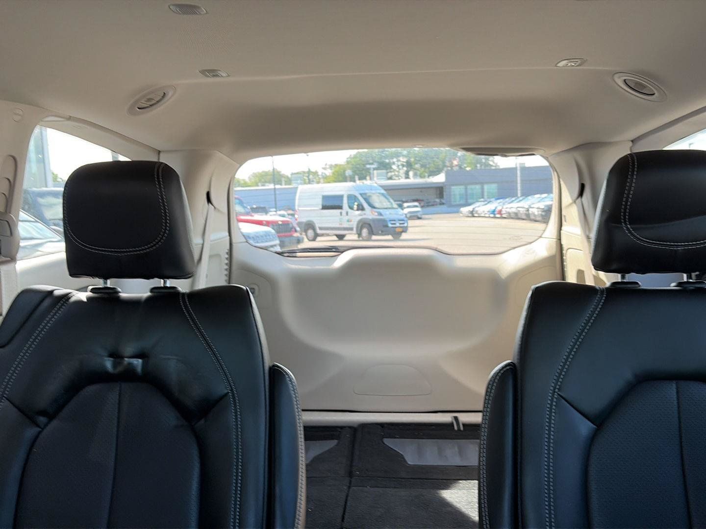 Used 2024 Chrysler Pacifica Touring-L FWD image 12