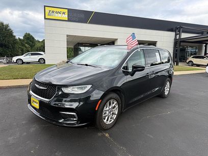 Used 2023 Chrysler Pacifica Touring-L