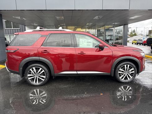 New 2025 Nissan Pathfinder Platinum image 8