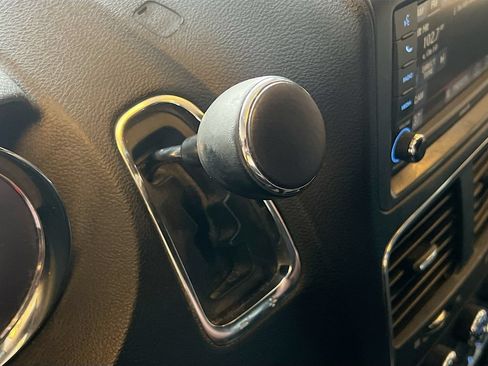Used 2019 Dodge Grand Caravan SXT FWD image 16