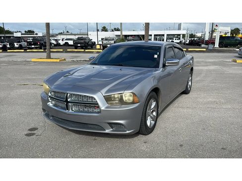 Used 2013 Dodge Charger SE RWD image 2