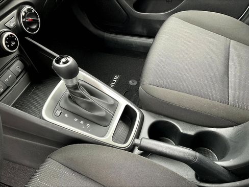 Certified 2025 Hyundai Venue SE image 18