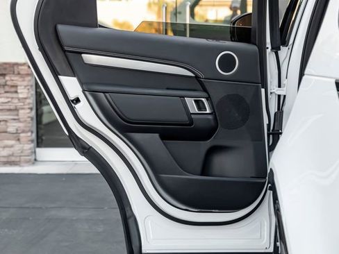 Used 2025 Land Rover Discovery Dynamic SE image 23