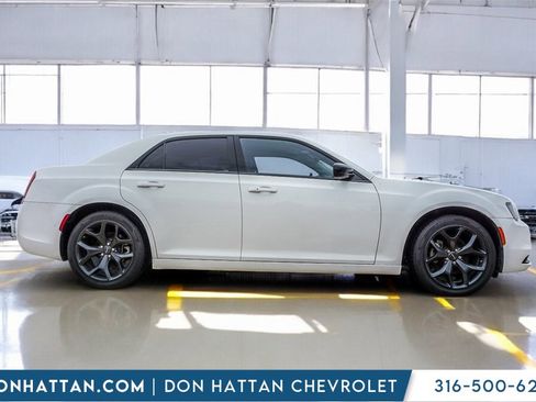 Used 2023 Chrysler 300 Touring w/ Sport Appearance Package image 28