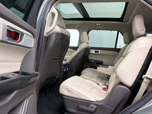 Used 2020 Ford Explorer Platinum w/ Premium Technology Package image 19