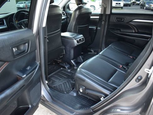 Used 2014 Toyota Highlander LE FWD image 19