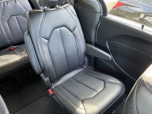 Used 2025 Chrysler Pacifica Select image 37