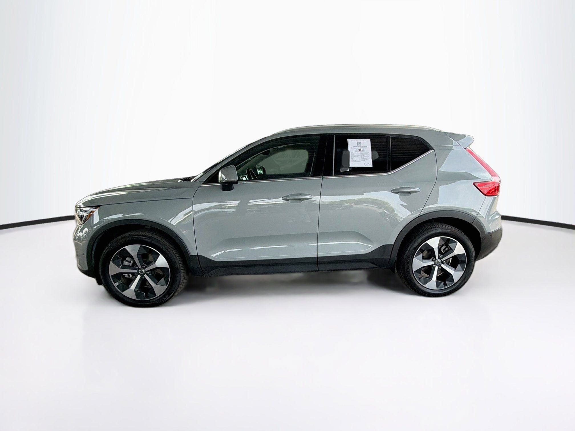 Used 2025 Volvo XC40 B5 Plus AWD/4WD image 4