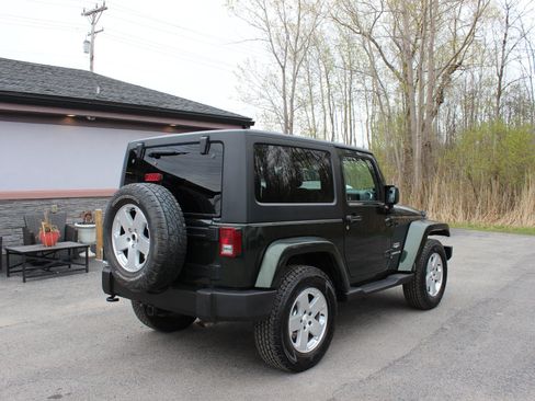 Used 2011 Jeep Wrangler Sahara w/ Connectivity Group AWD/4WD image 4