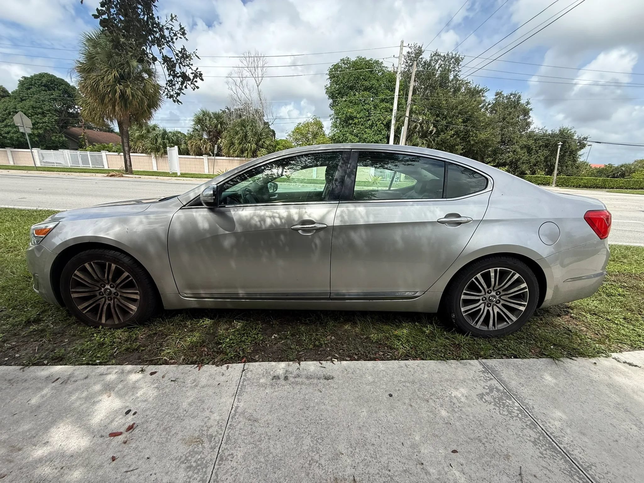 Used 2014 Kia Cadenza Premium w/ Luxury Package FWD image 3