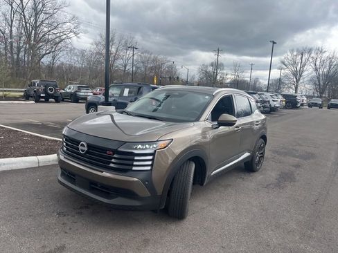 Used 2025 Nissan Kicks SR w/ SR Premium Package image 8