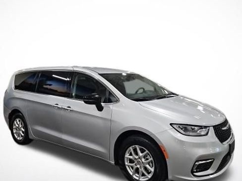 Used 2024 Chrysler Pacifica Touring-L image 4