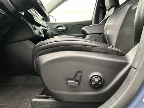 Used 2021 Jeep Cherokee Latitude Plus AWD/4WD image 16