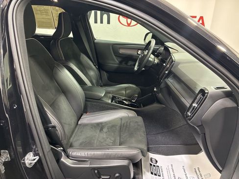 Used 2022 Volvo XC40 T5 R-Design w/ Climate Package image 12