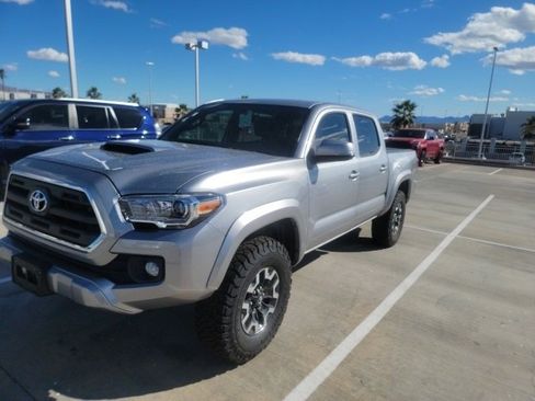 Used 2016 Toyota Tacoma TRD Off-Road image 1