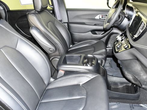 Used 2025 Chrysler Pacifica Select AWD/4WD image 42