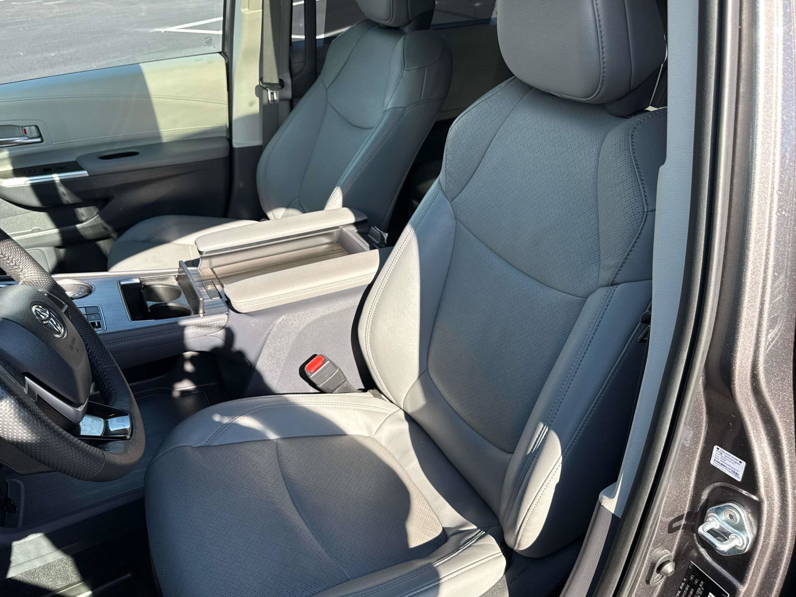 Used 2023 Toyota Sienna Limited FWD image 12