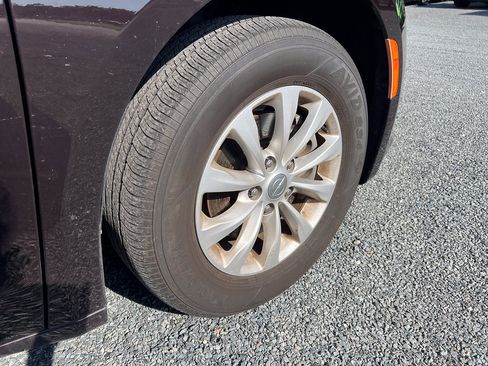 Used 2017 Chrysler Pacifica Touring w/ Tire & Wheel Group FWD image 5