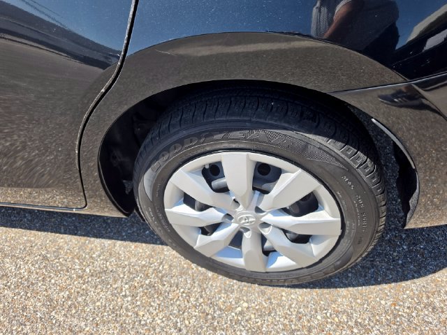 Used 2015 Toyota Corolla LE FWD image 10