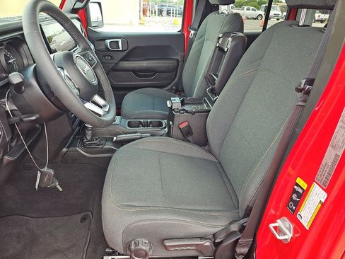 Used 2025 Jeep Wrangler Unlimited Sahara image 4