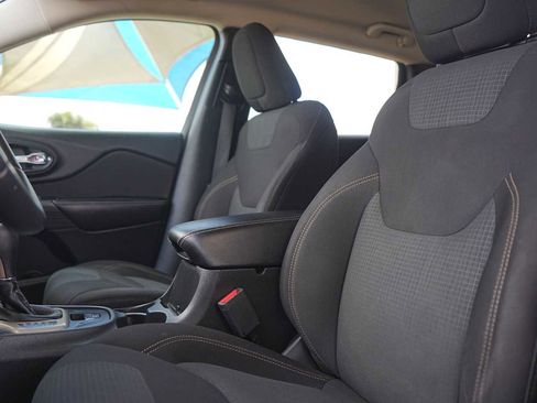 Used 2017 Jeep Cherokee Latitude w/ Comfort & Sound Group FWD image 11