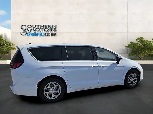 Used 2024 Chrysler Pacifica Limited FWD image 35