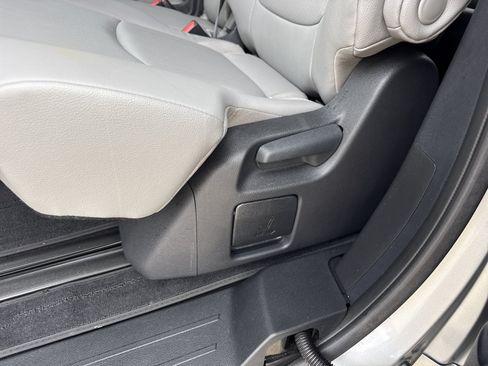 Used 2025 Toyota Sienna XLE FWD image 14