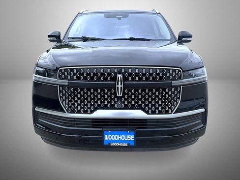 Used 2025 Lincoln Navigator Reserve AWD/4WD image 2