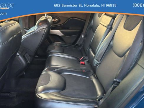 Used 2018 Jeep Cherokee Trailhawk AWD/4WD image 19