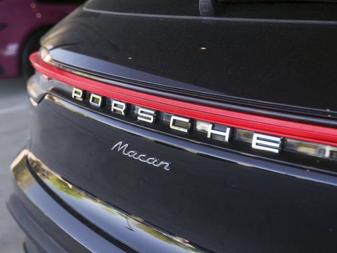 Certified 2026 Porsche Macan AWD/4WD image 13