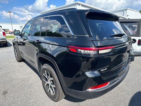 Used 2025 Jeep Grand Cherokee Limited AWD/4WD image 6