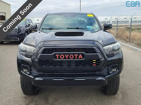 Used 2017 Toyota Tacoma TRD Off-Road image 2