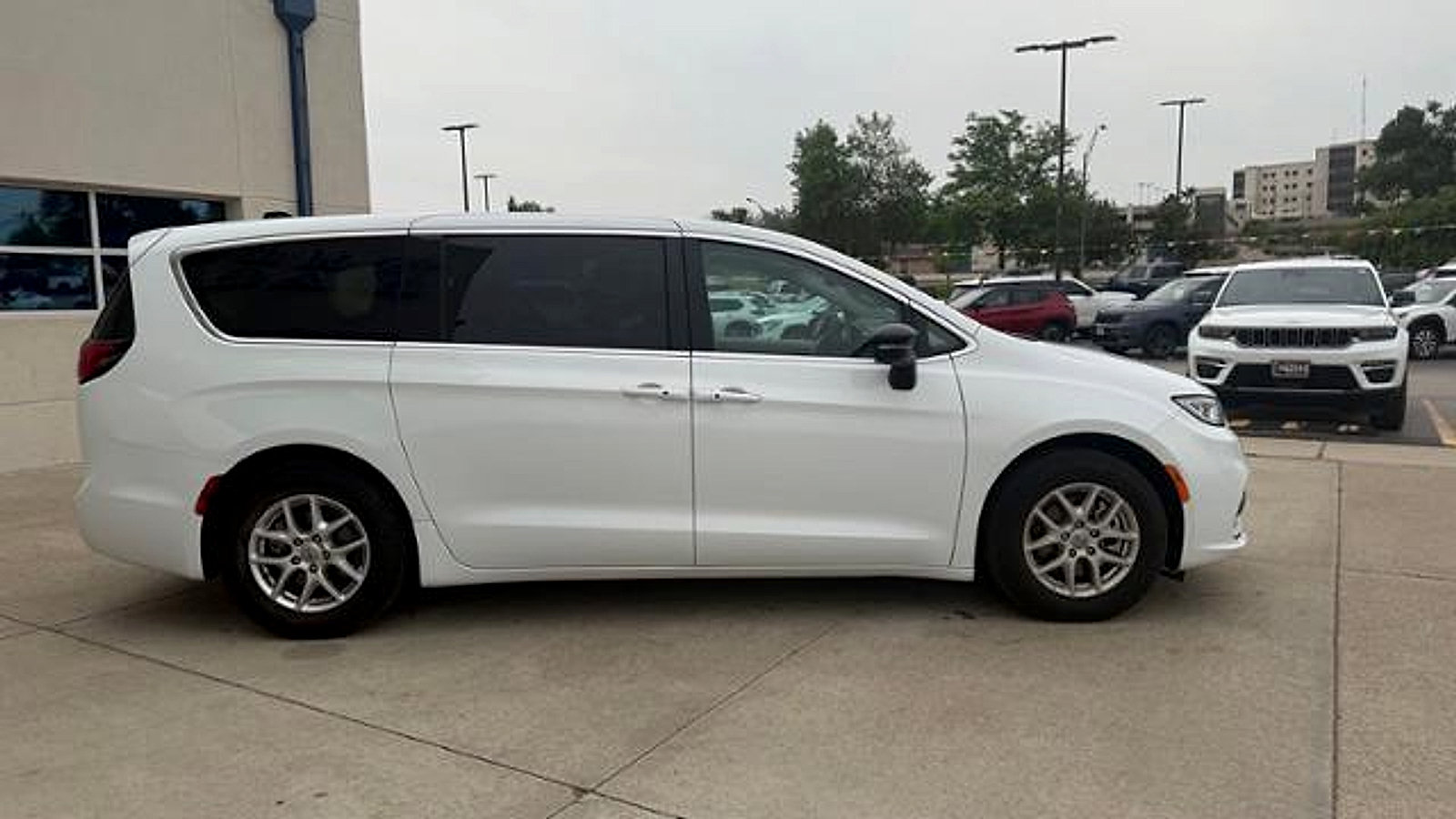 Used 2024 Chrysler Pacifica Touring-L FWD image 4