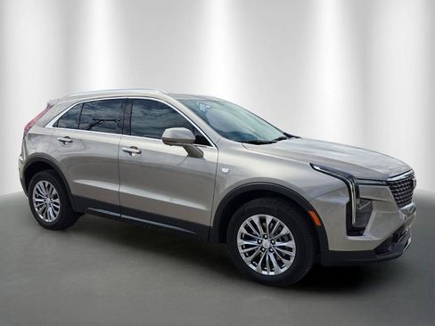 Used 2025 Cadillac XT4 Premium Luxury FWD image 2