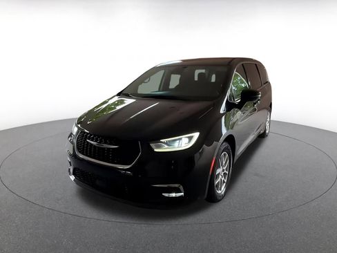 Used 2024 Chrysler Pacifica Touring-L FWD image 4