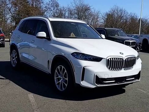 Used 2025 BMW X5 xDrive50e image 2