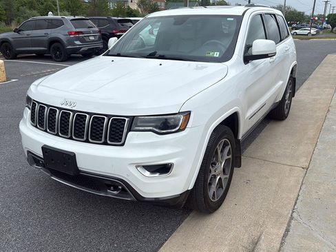Used 2018 Jeep Grand Cherokee Limited AWD/4WD image 2
