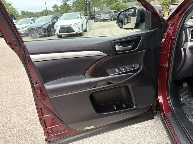 Used 2019 Toyota Highlander XLE AWD/4WD image 18