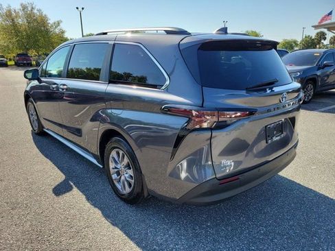 Used 2025 Toyota Sienna XLE image 12