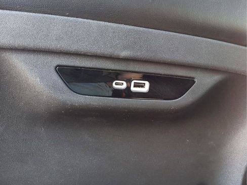 Used 2025 Chrysler Pacifica Limited image 23