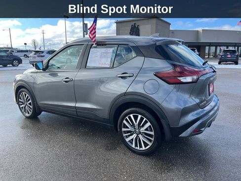 Used 2021 Nissan Kicks SV image 3